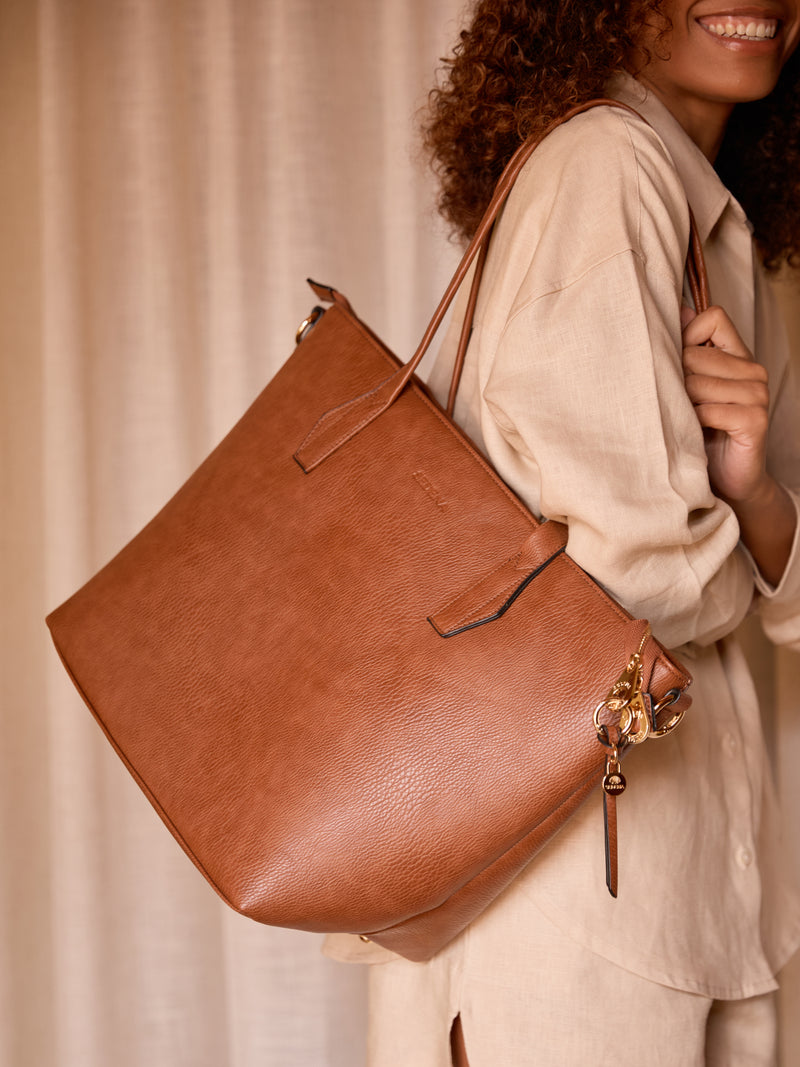 LAPTOP TOTE | Dark Brown Lifestyle